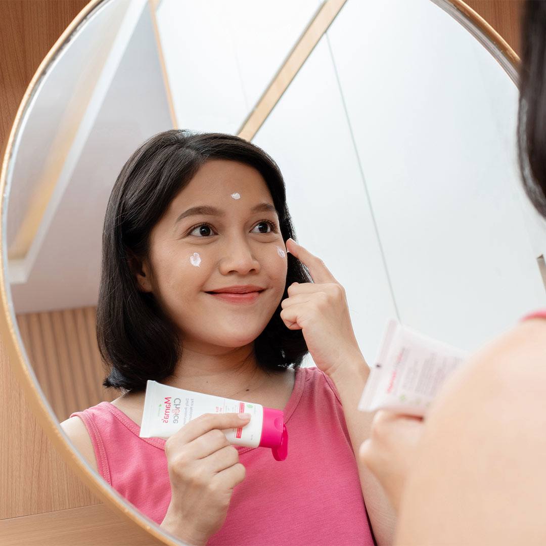 Mama using Mama's Choice Daily Protection Face Moisturizer | Pregnancy Safe Sunscreen